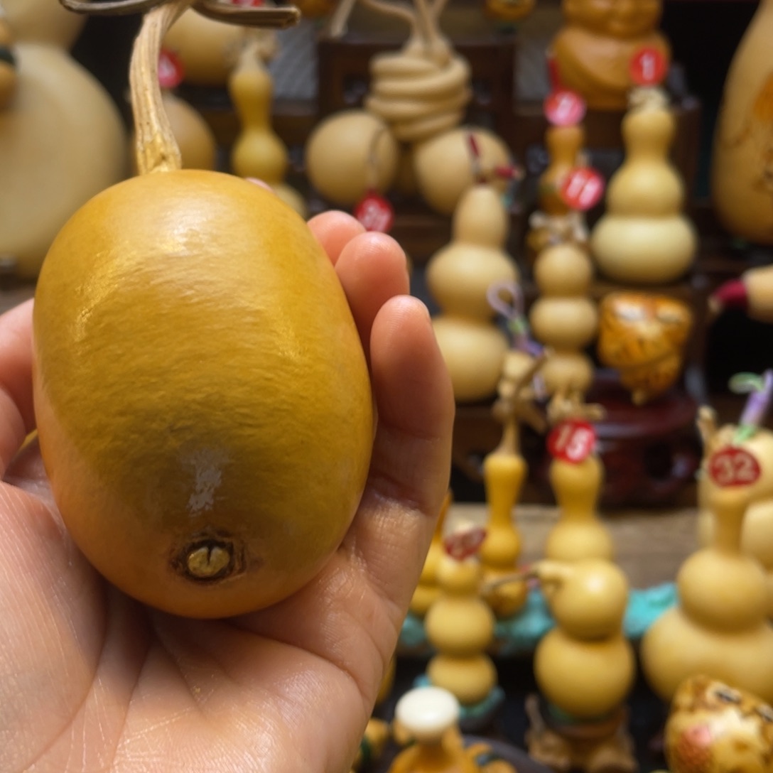 ?**?葫芦等多种颜色的花鸟画作品在