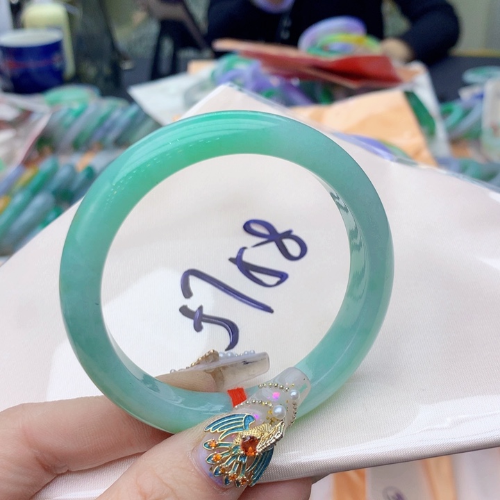 翡翠手镯未镶嵌翡翠手镯