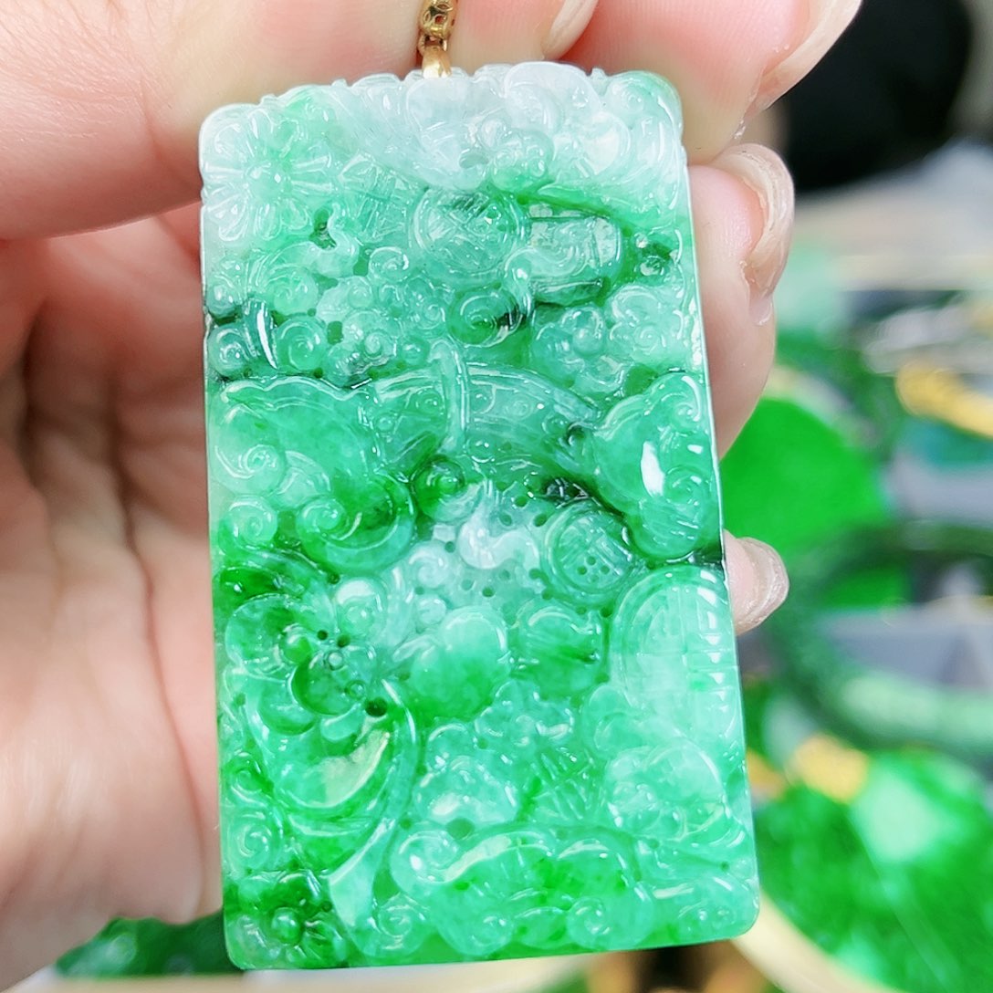 翡翠颈饰18K金镶嵌吊坠