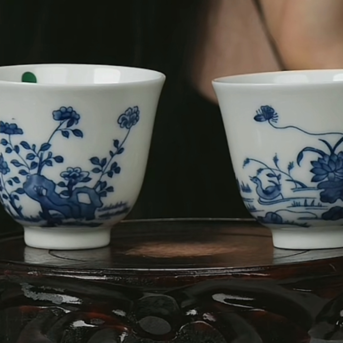 Y青花洞石花卉纹杯/青花莲池鸳鸯纹杯