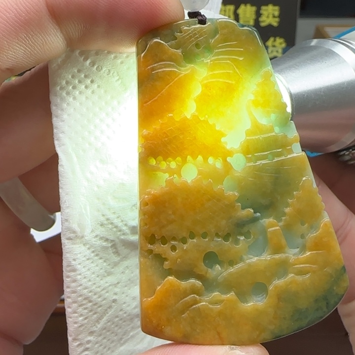 翡翠颈饰未镶嵌山水