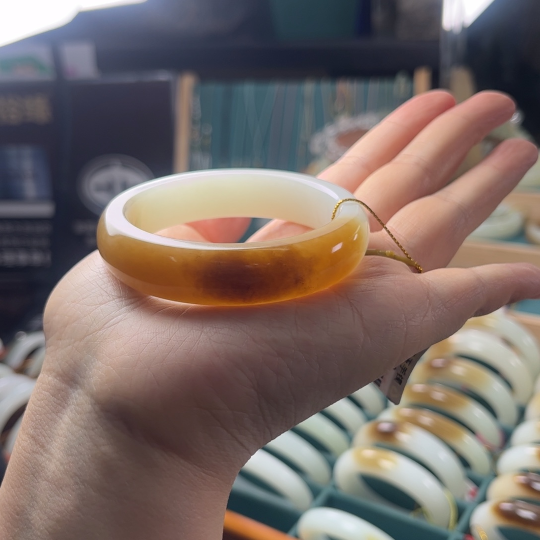 西***猫和田玉未镶嵌手镯