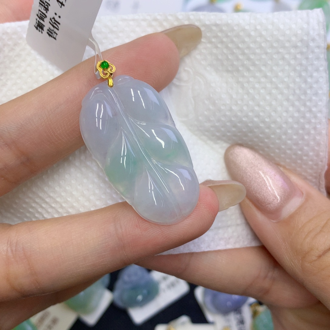 翡翠18K金镶嵌颈饰叶子