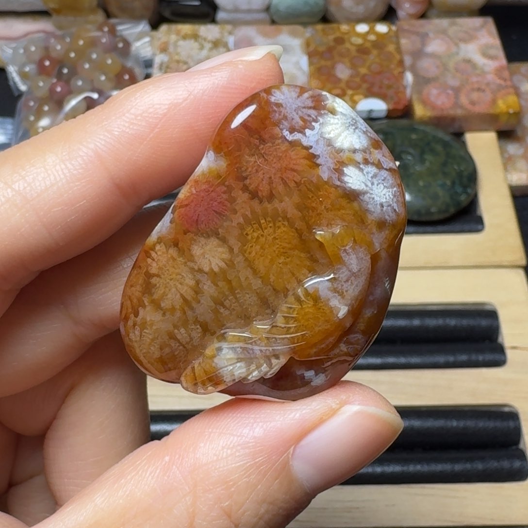 硅化玉带点皮的糖彩立体花，小鸟未镶嵌