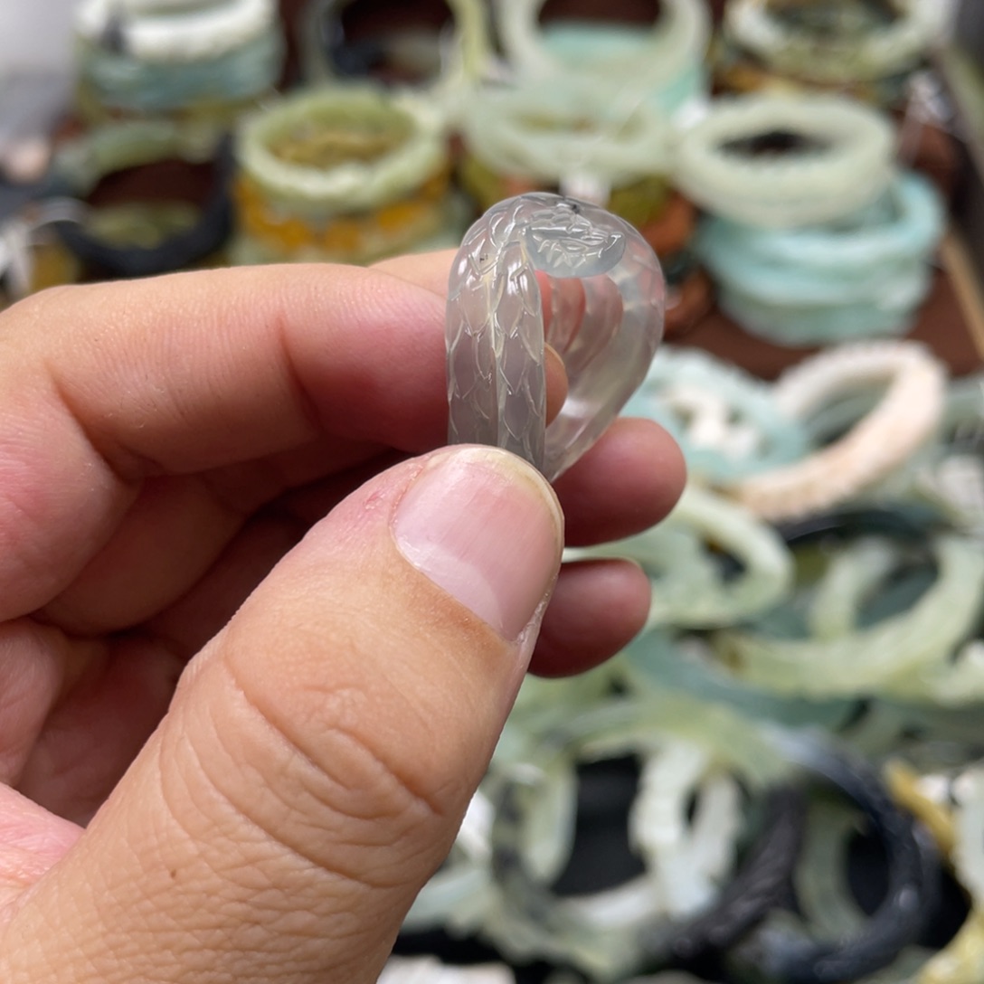 沈***界蛇纹石玉未镶嵌戒指