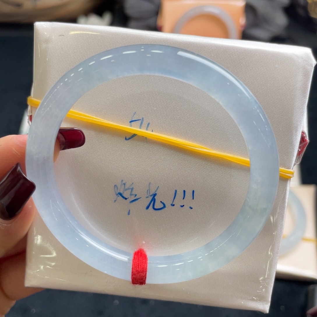 翡翠手镯未镶嵌翡翠手镯