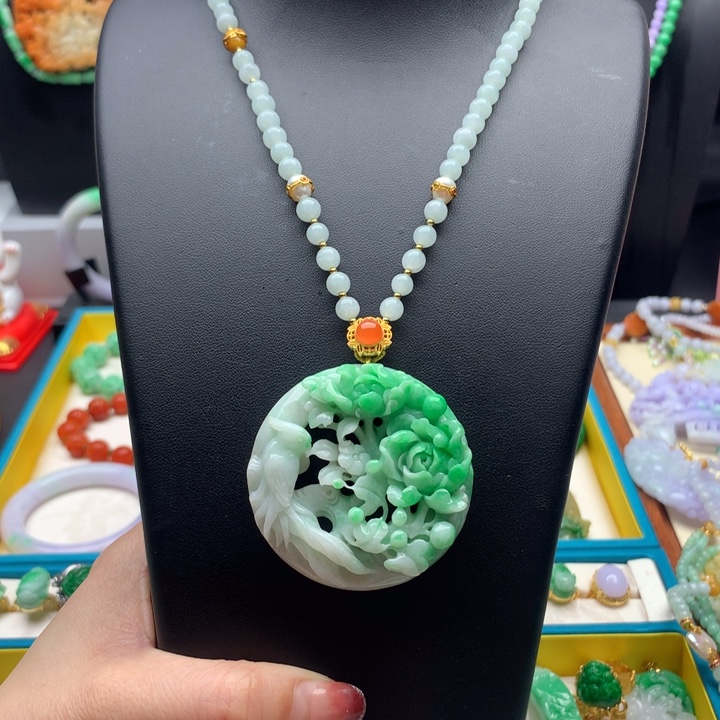 翡翠颈饰未镶嵌翡翠花牌