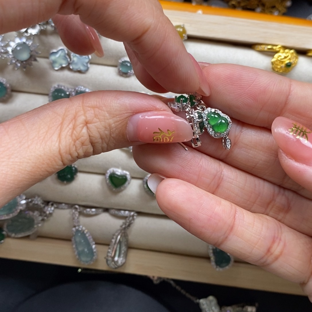 翡翠颈饰未镶嵌翡翠