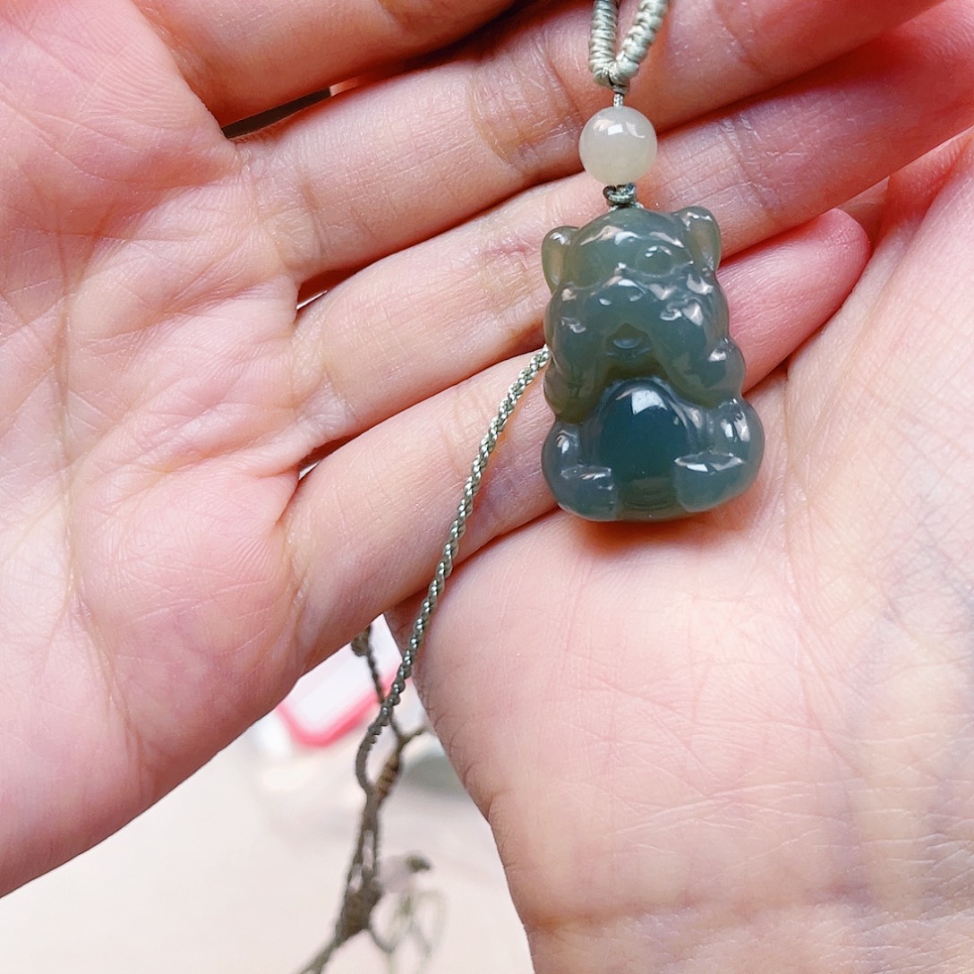 和田玉未镶嵌吊坠(赠链)