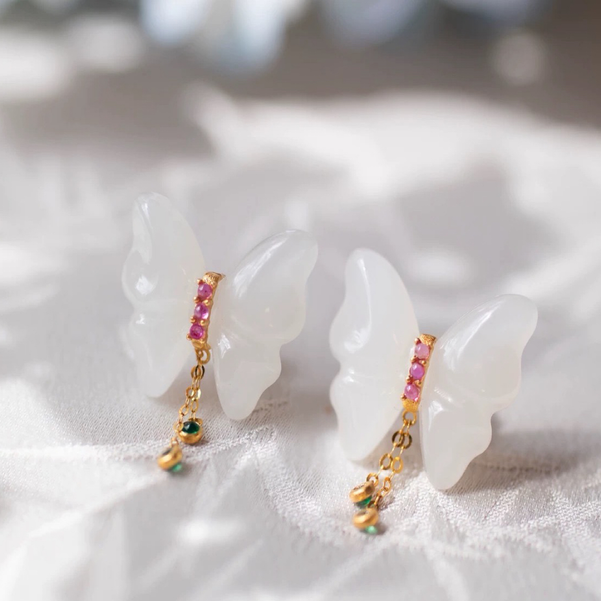 18K 金和田玉蝴蝶宝石耳钉气质百搭时尚