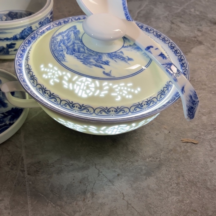 娅***宝陶青花雕刻福字带盖汤碗一个汤勺