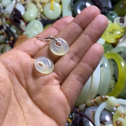 岫玉未镶嵌耳环一对