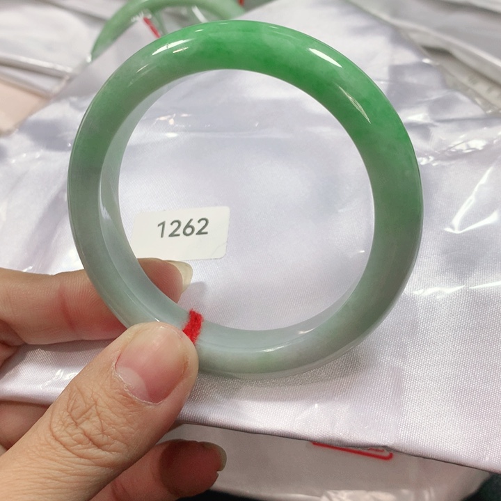 翡翠手镯未镶嵌七*。天然翡翠手镯54.502