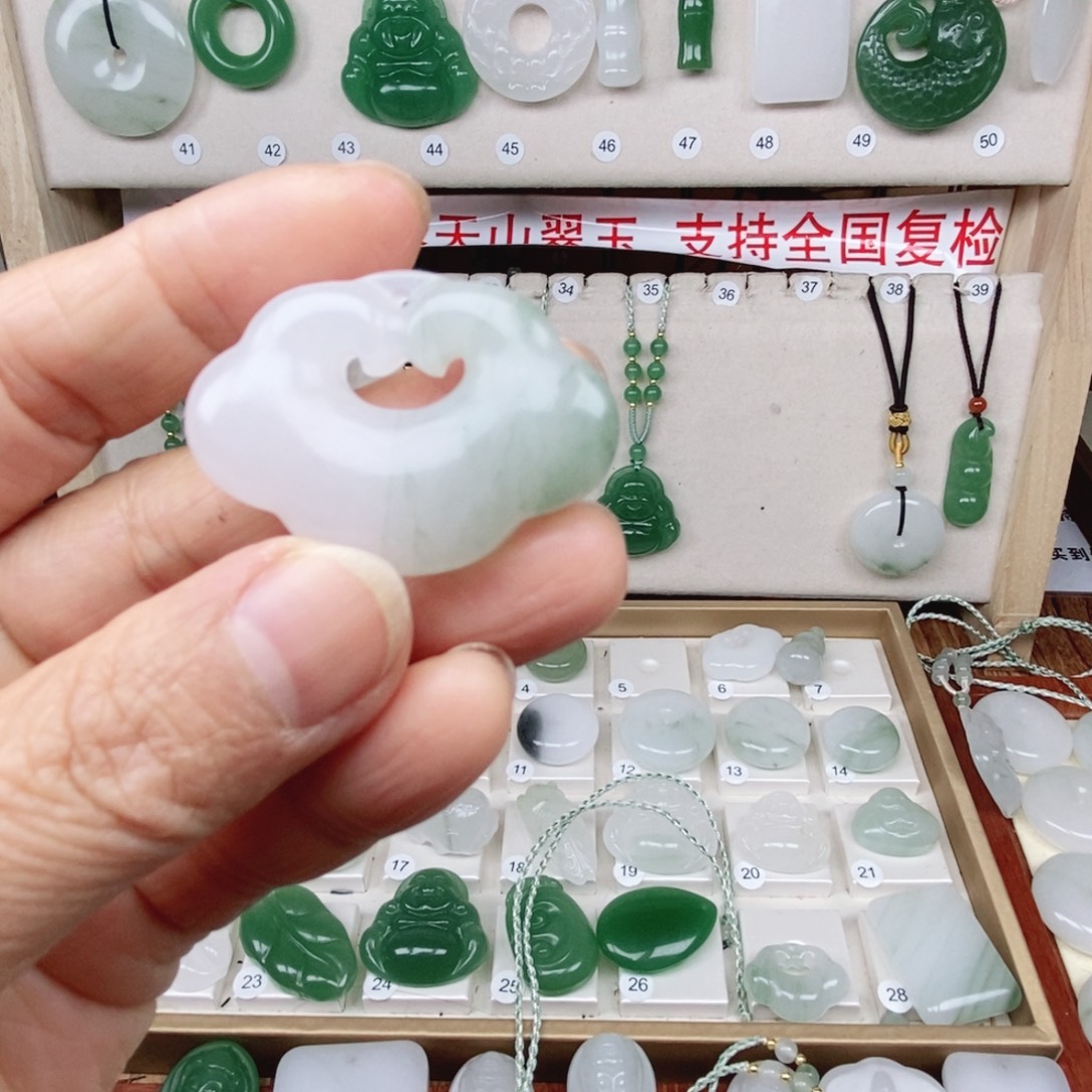 石英质玉（天山翠）合金颈饰
