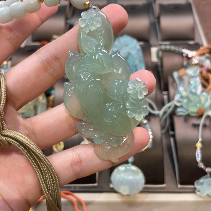 蛇纹石玉颈饰未镶嵌