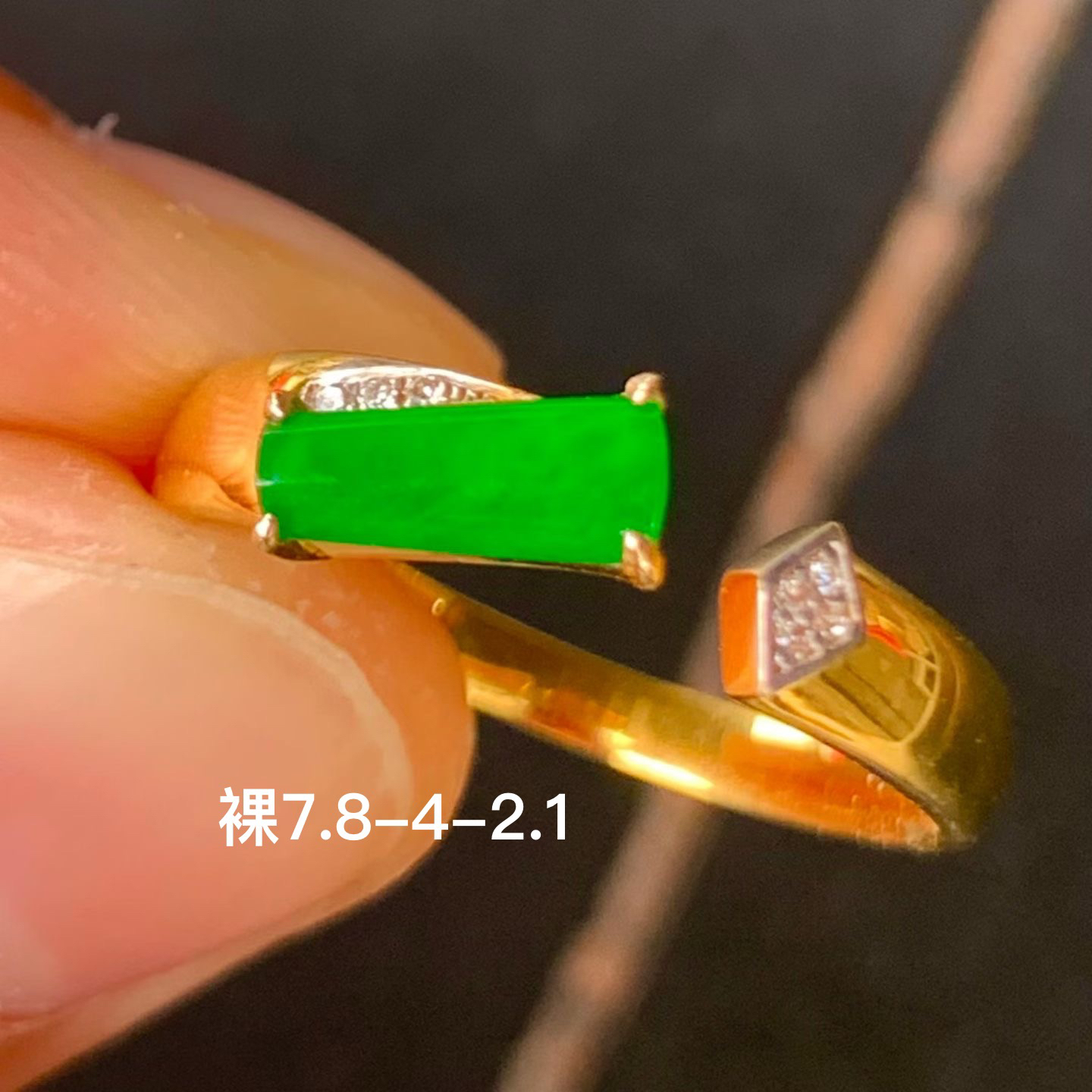 高冰满绿马鞍天然翡翠戒指 镶嵌精致