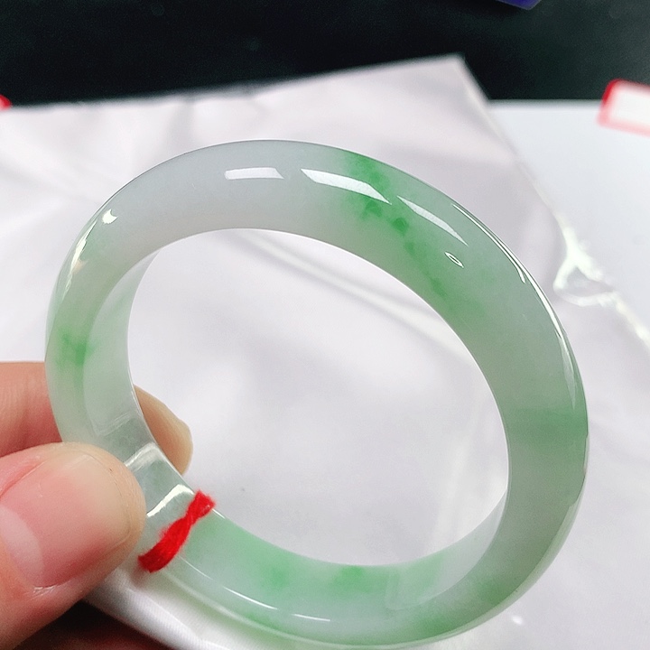 翡翠手镯未镶嵌翡翠手镯未镶嵌