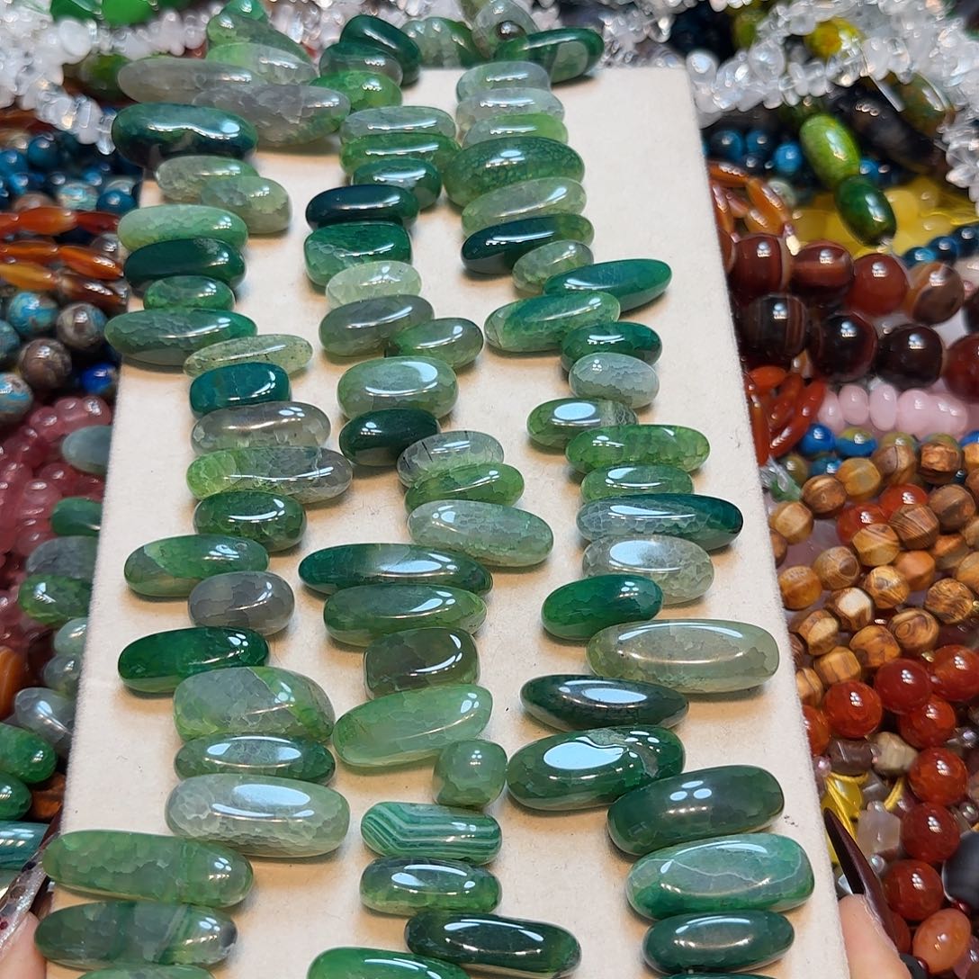 玛瑙/玉髓未镶嵌珠宝半成品绿玛瑙大孔长牙一条