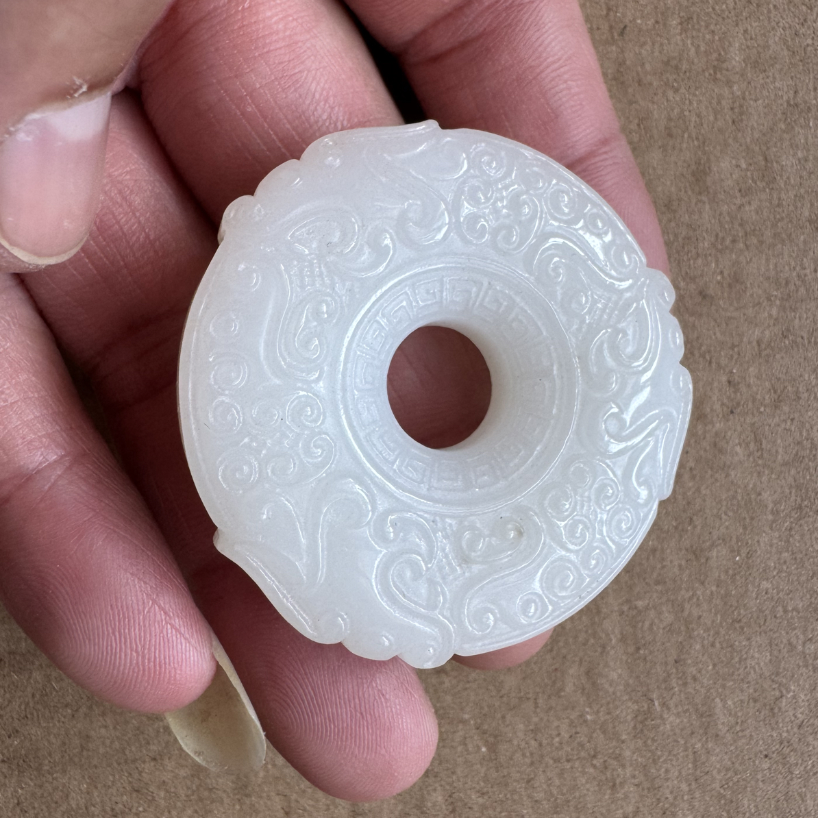 只买单纯的吊坠，没带链子，属的性质。吊坠 挂件，雕龙平安扣精美