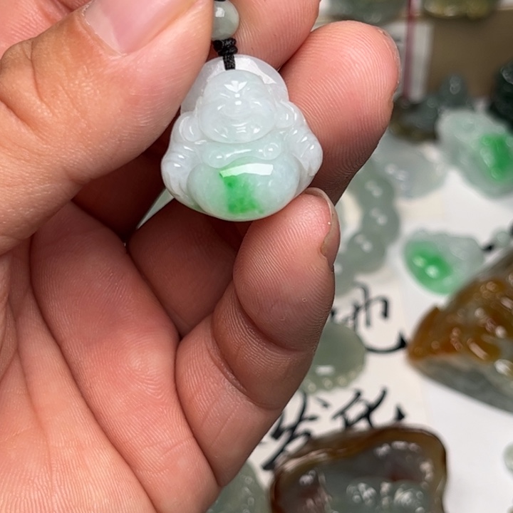 翡翠未镶嵌颈饰佛