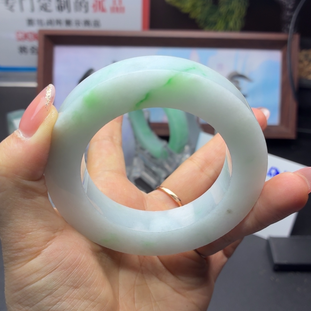 君***陌定制翡翠未镶嵌翡翠手镯