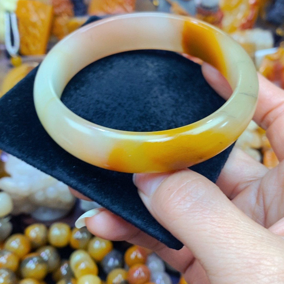 未镶嵌石英质玉（黄龙玉）颈饰