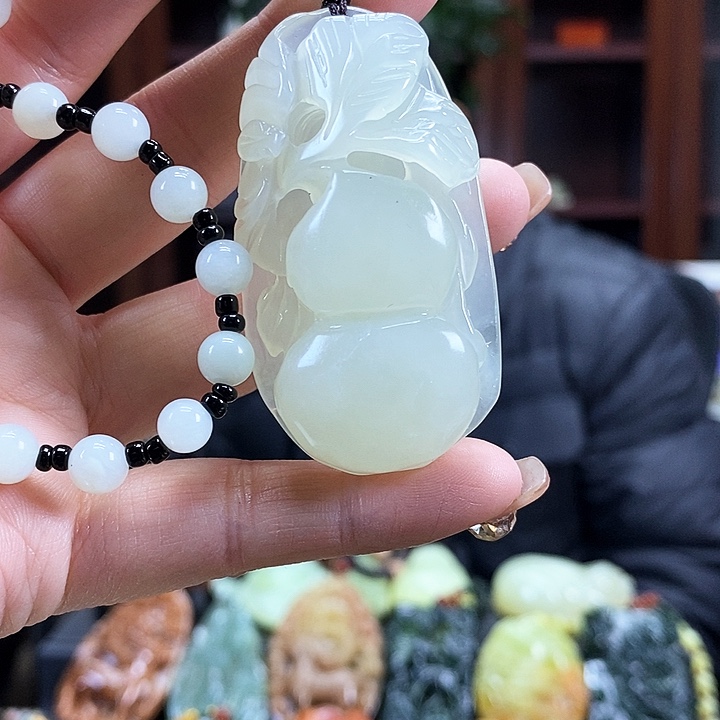 蛇纹石玉吊坠未镶嵌