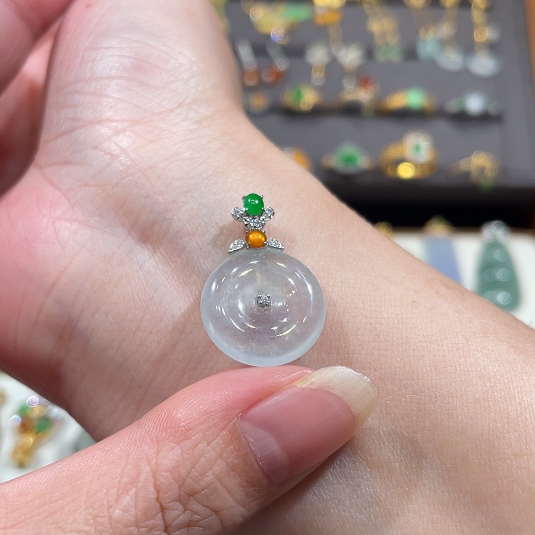 翡翠颈饰18K金镶嵌雪花棉冰平安扣