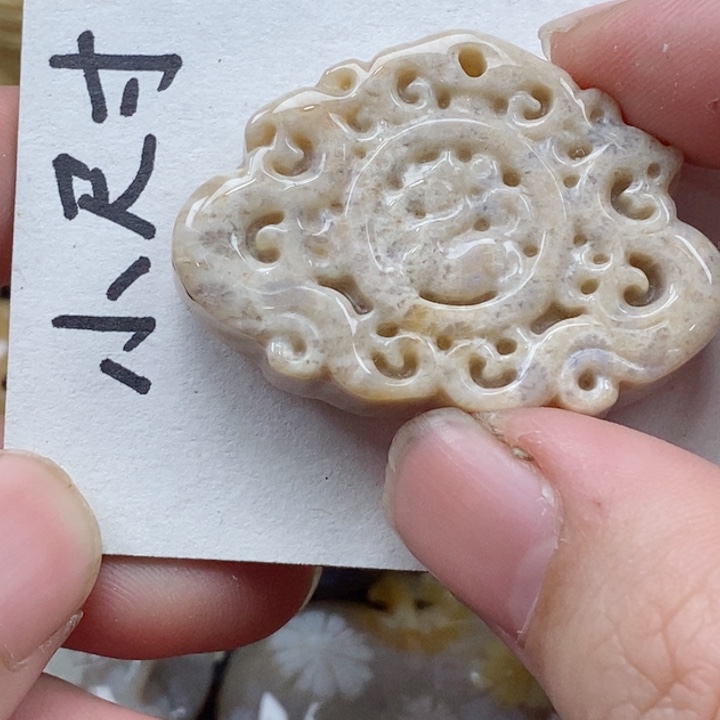 颈饰未镶嵌硅化珊瑚（珊瑚玉）