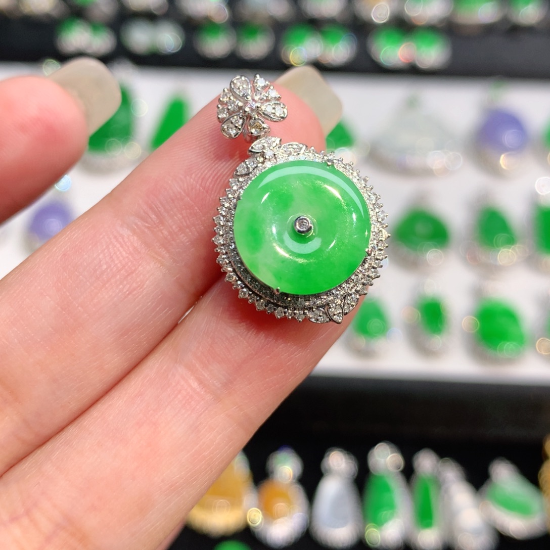 翡翠18K金镶嵌颈饰