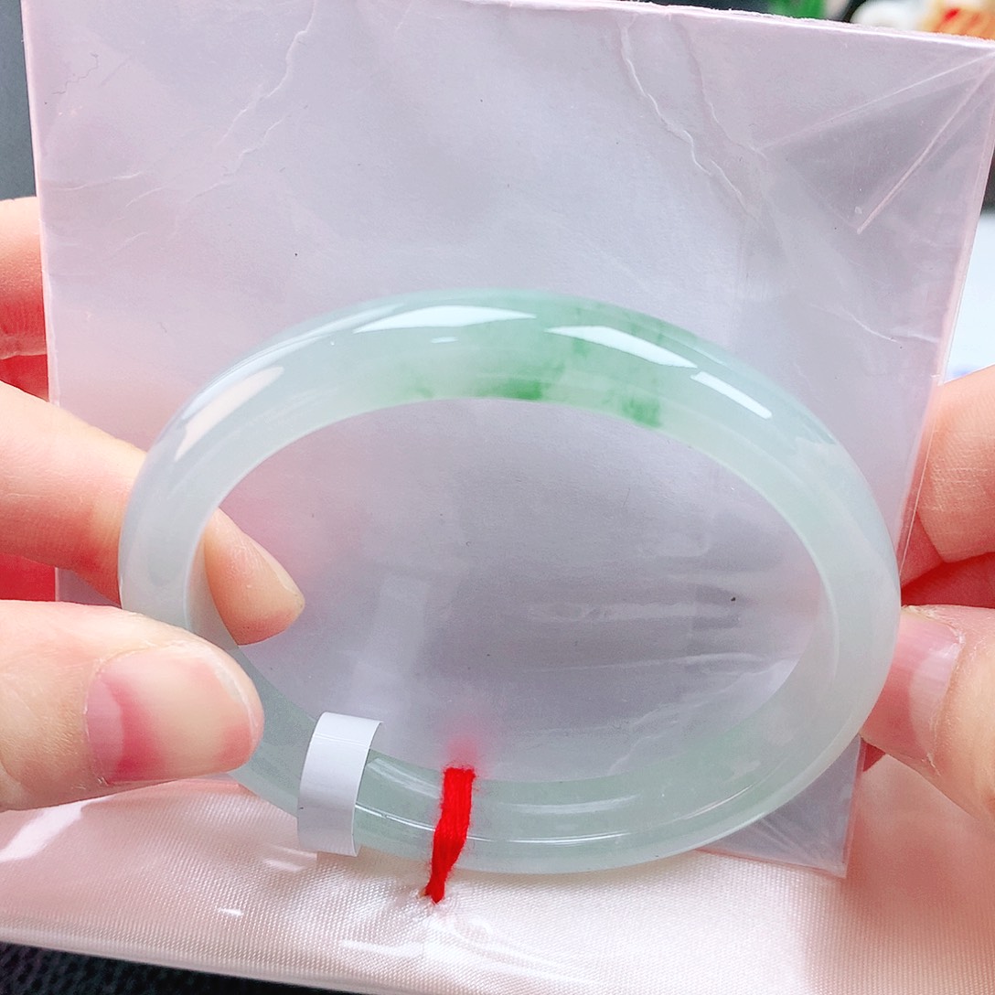 未镶嵌手镯（贵妃镯）翡翠55飘金丝绿