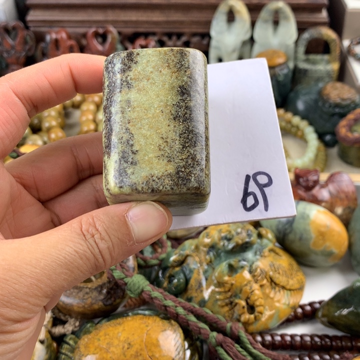 岫岩河磨玉（透闪石质玉）未镶嵌珠宝奇石色**间