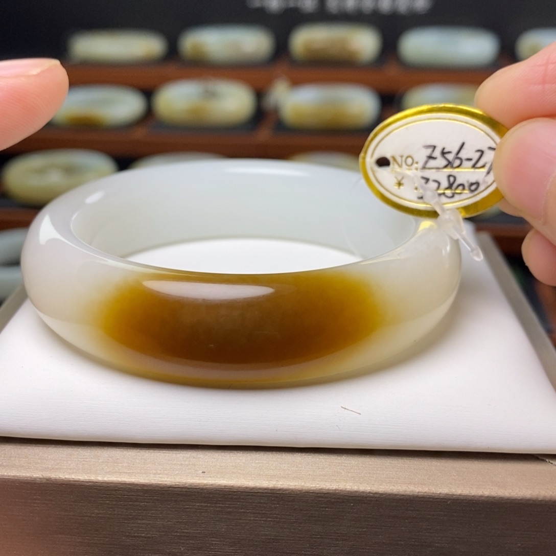 大***i和田玉（糖玉）未镶嵌手镯