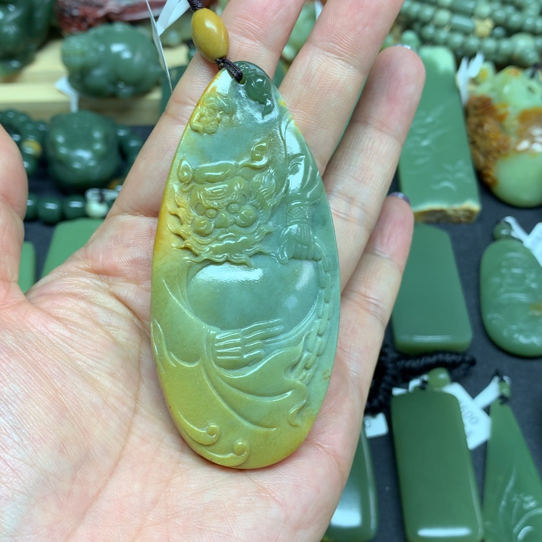 岫岩河磨玉（透闪石质玉）颈饰未镶嵌
