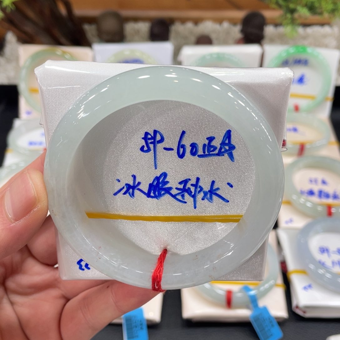 翡翠手镯未镶嵌翡翠