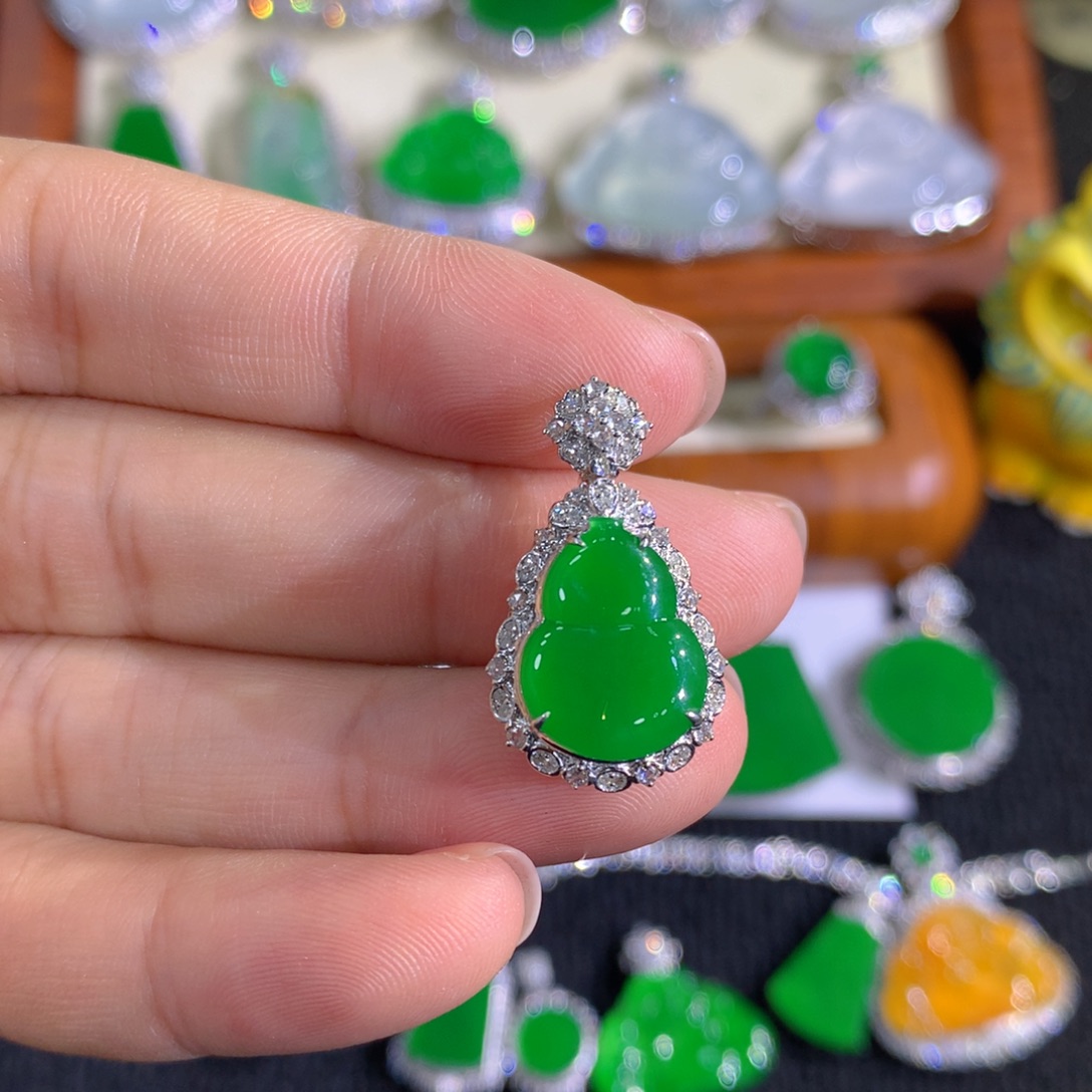 翡翠18K金镶嵌颈饰