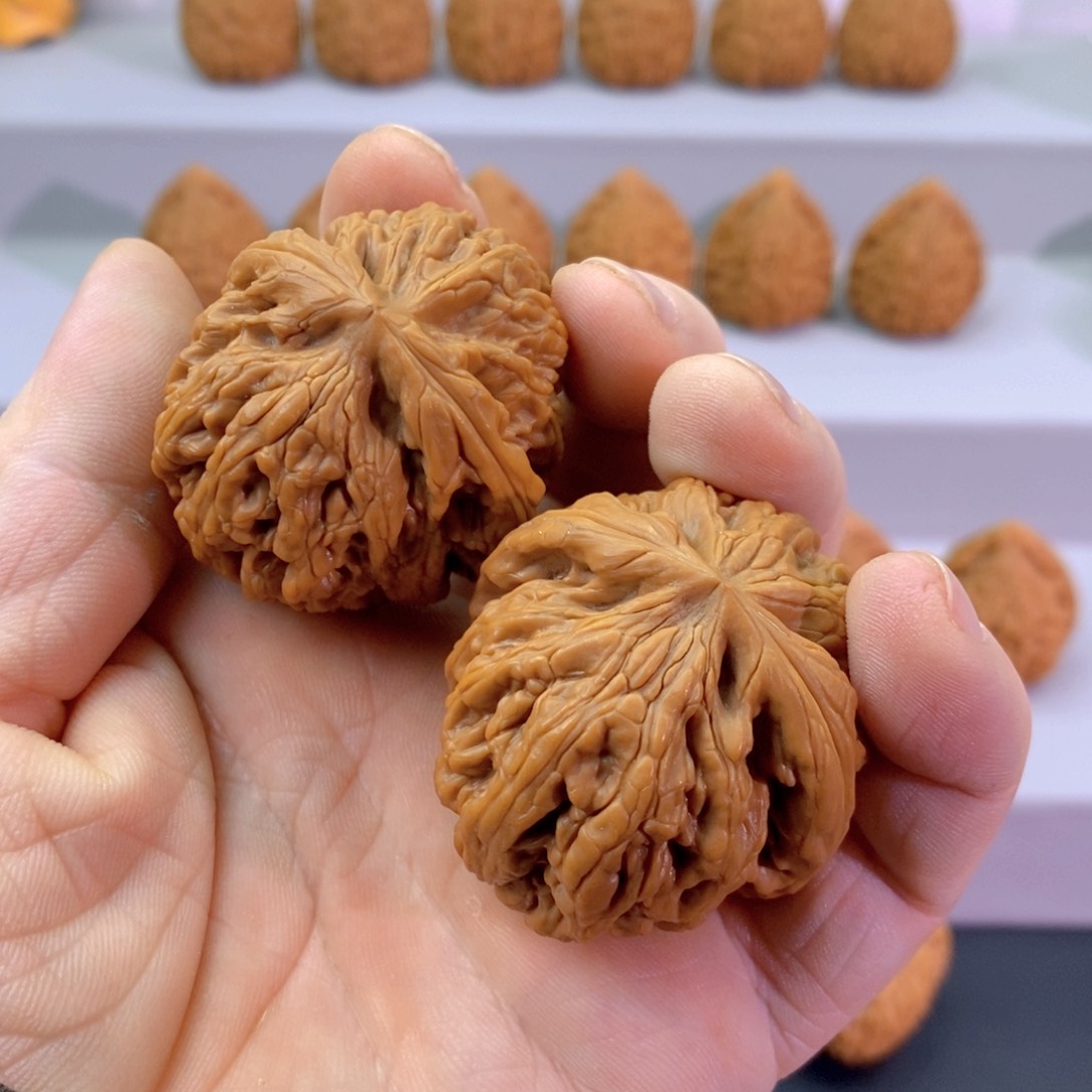 文玩核桃把件45红锦鲤