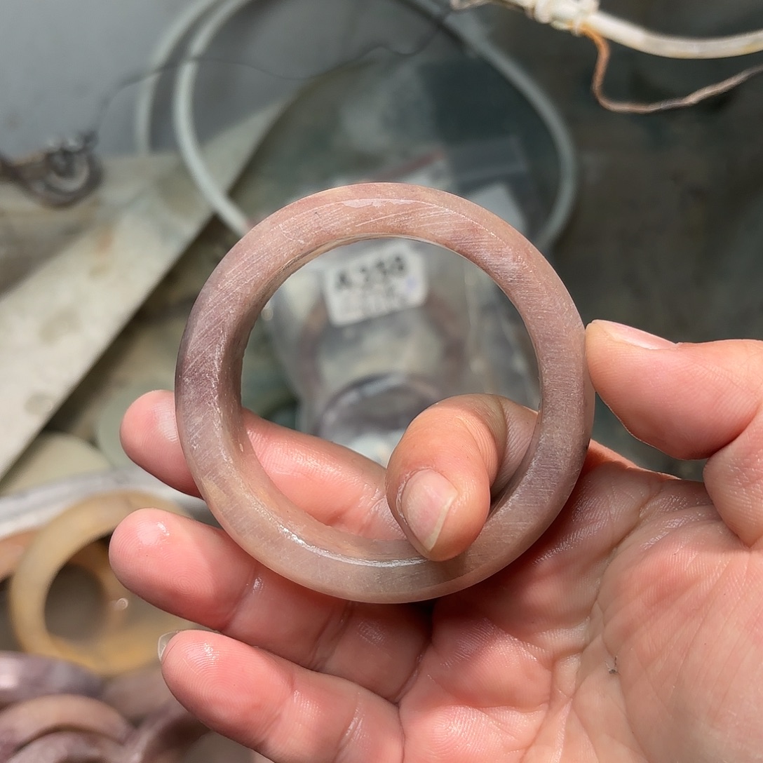 比***心石英质玉未镶嵌手镯