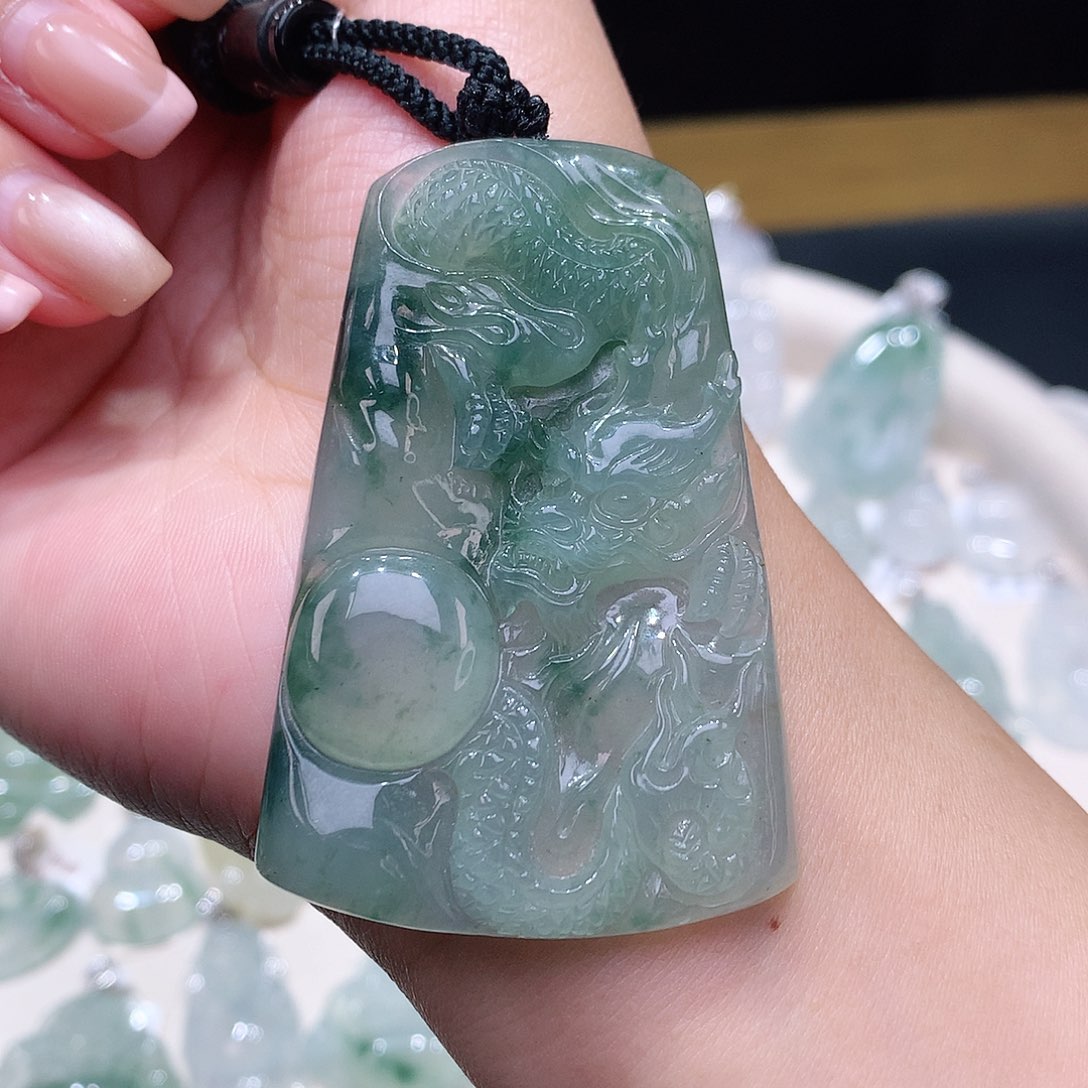 颈饰未镶嵌翡翠龙牌