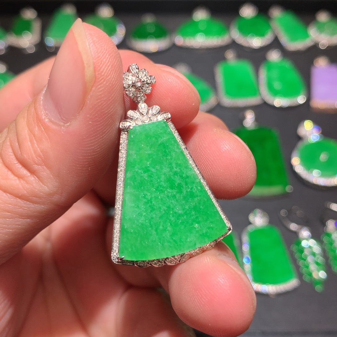 翡翠颈饰18K金镶嵌翡翠