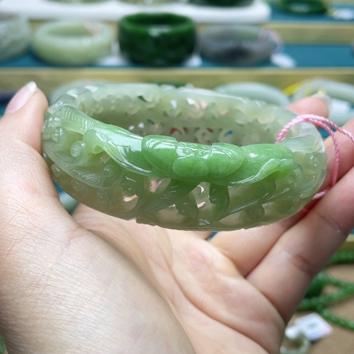 和田玉手镯65圈口。编号69未镶嵌