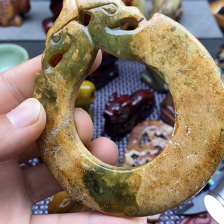 蛇纹石玉未镶嵌颈饰