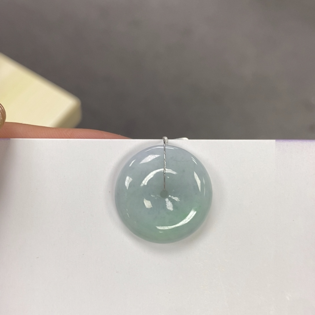 翡翠颈饰未镶嵌平安扣