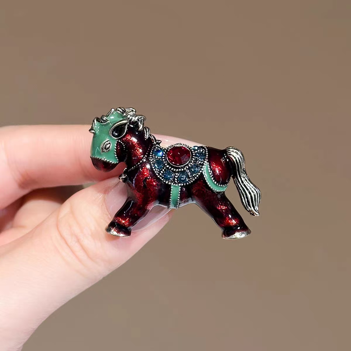 合金胸针 复古可爱红色木马胸针卡通男女外套别针毛衣配新年饰品