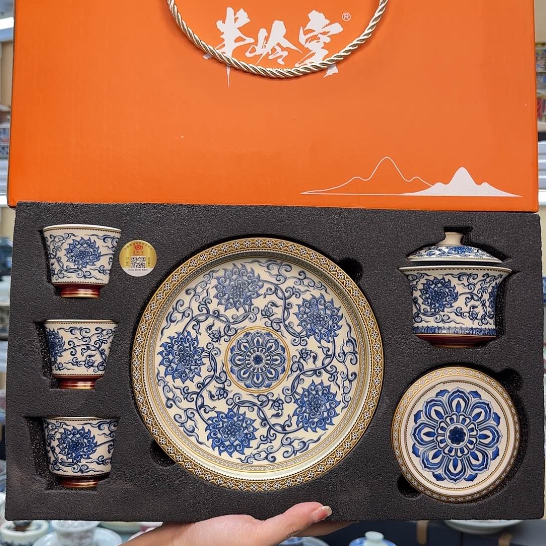 盖碗里的水煮开后放入锅中煮开