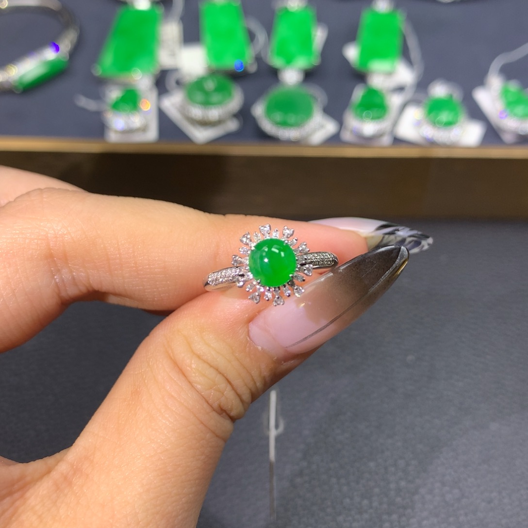 翡翠戒指18K金镶嵌翡翠