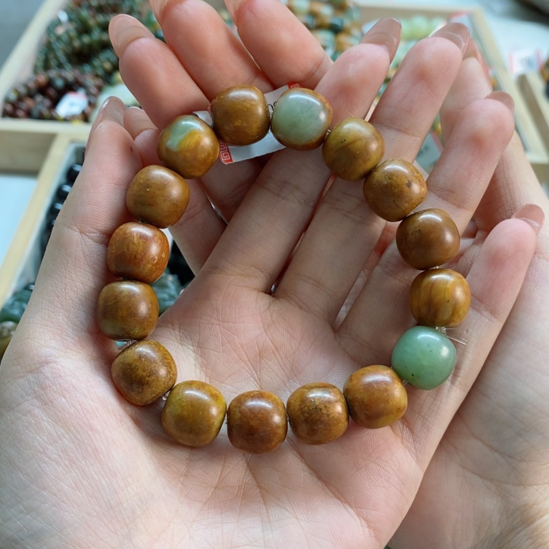 透闪石质玉手串未镶嵌胡***?