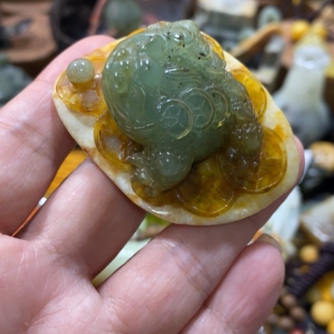 蛇纹石玉手把或挂件未镶嵌