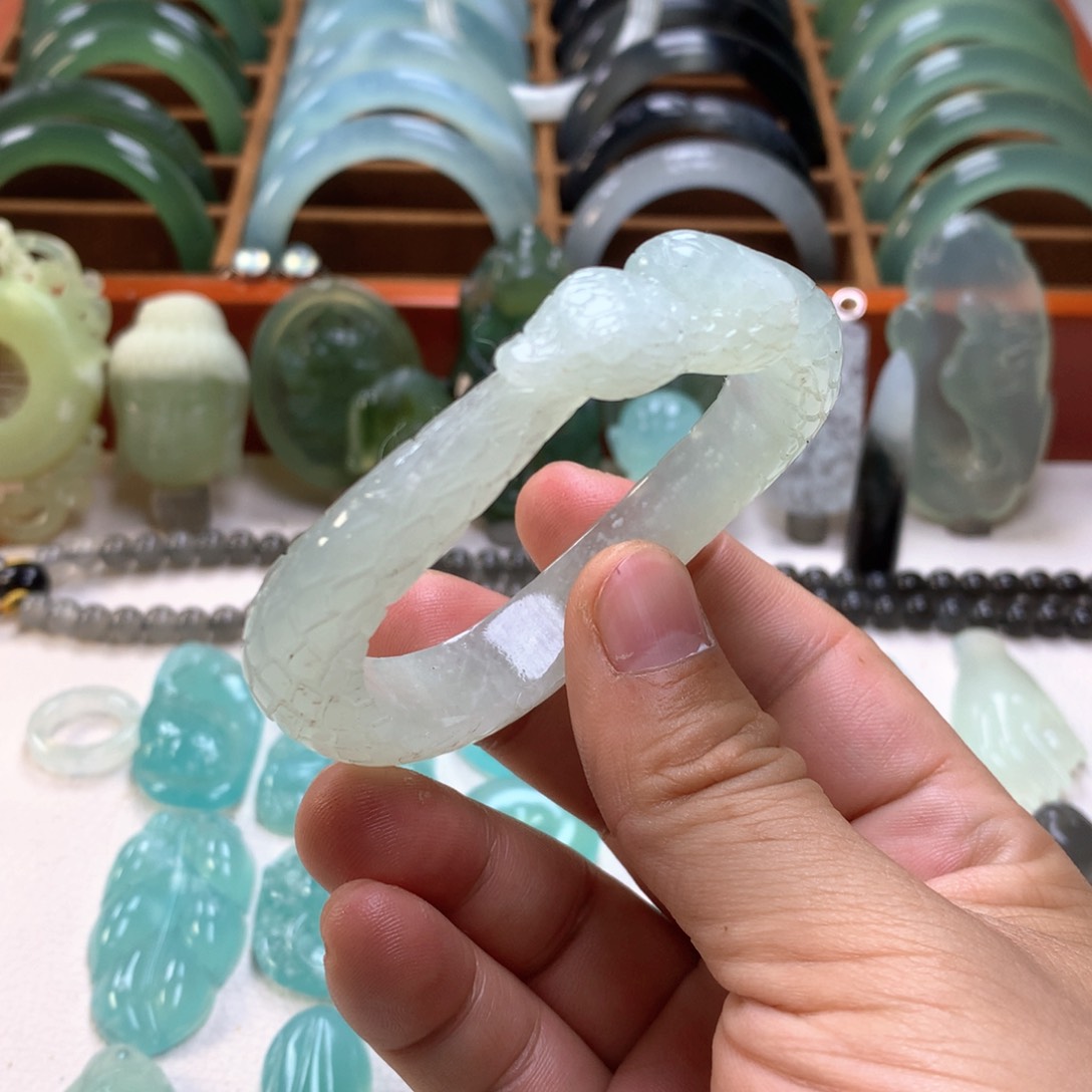 蛇纹石玉天青冻雕刻蛇镯未镶嵌