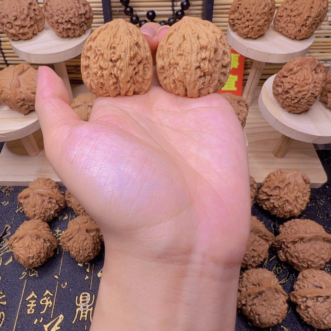 桃核吊坠红宝石手把件